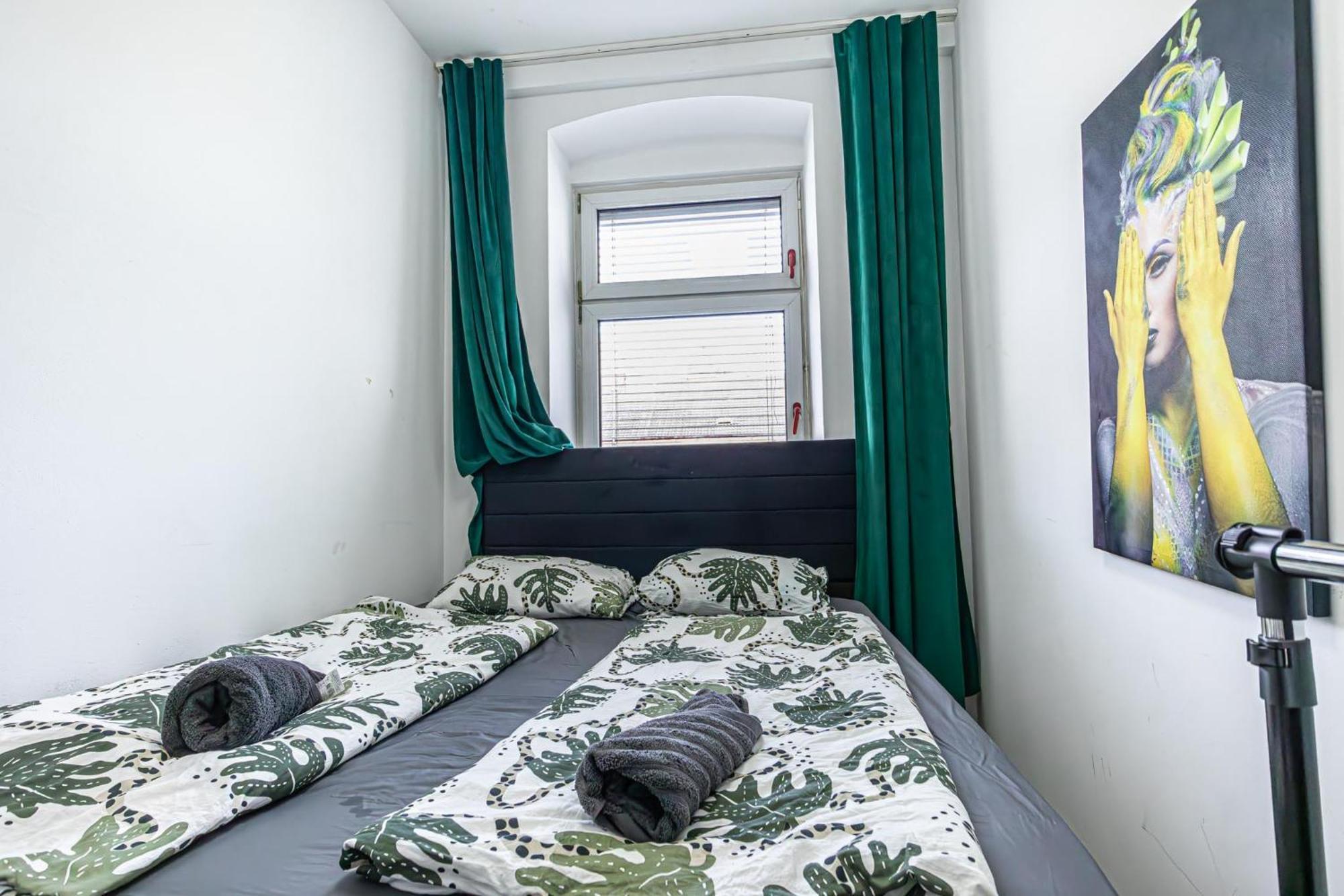 Near Schoenbrunn - Economy Rooms In Shared Apartment At Meidling Train Station Vienne Extérieur photo